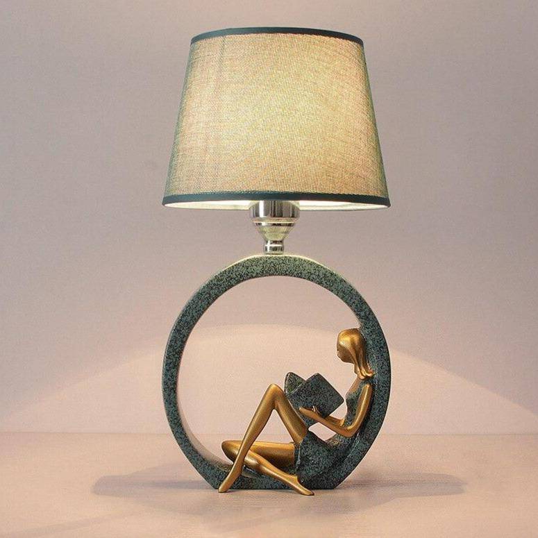 Lampe à poser LED avec corps imitation sculpture et abat-jour tissu - vue 4 sur 4
