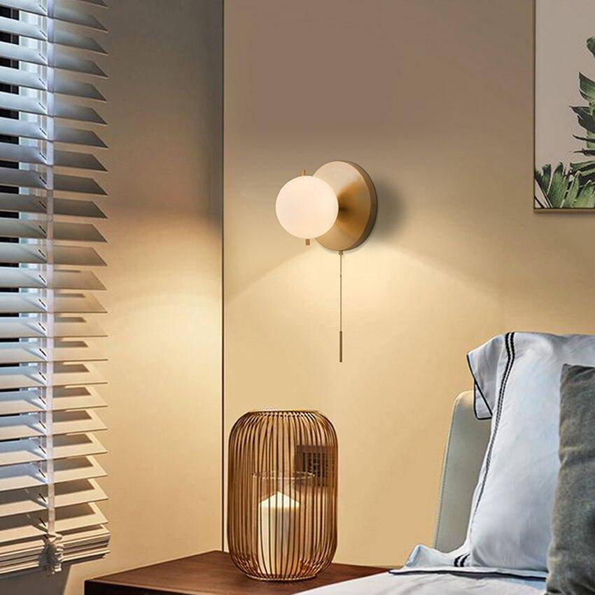 Applique murale moderne LED avec boule en verre et socle circulaire doré - vue 5 sur 8