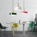 Suspension moderne de couleur et tige en bois