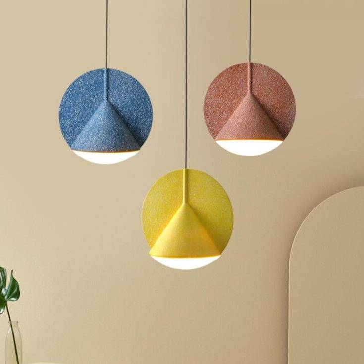 Suspension design cône dans un cercle en métal coloré LED - vue 4 sur 9