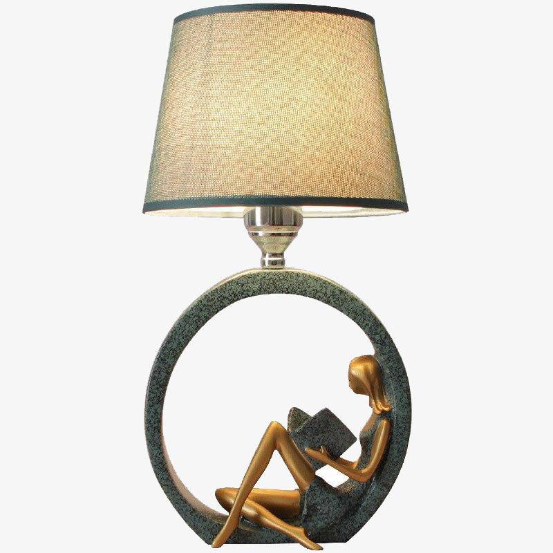 Lampe à poser LED avec corps imitation sculpture et abat-jour tissu