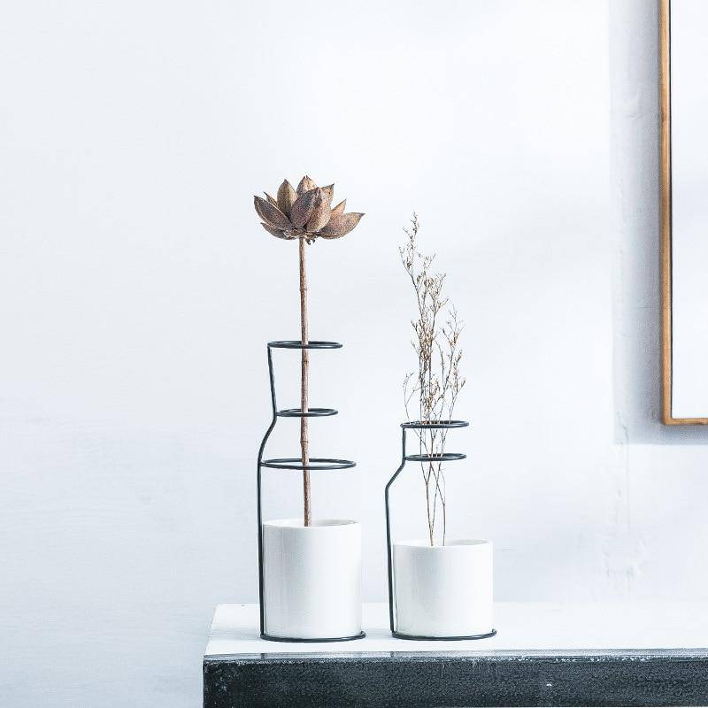 Vase design scandinave en céramique avec batons en métal - vue 4 sur 8