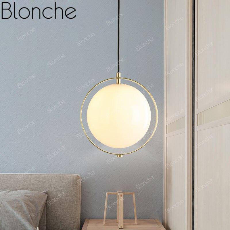 Design-Pendelleuchte LED mit goldenem Ring und Glaskugel - vue 3 sur 6