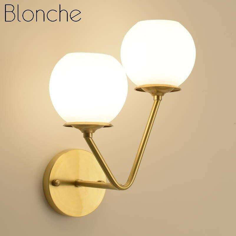 Design-Wandleuchte LED aus goldfarbenem Metall mit zwei Glaskugeln - vue 2 sur 4