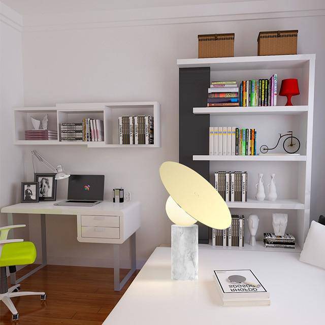 Lampe à poser design LED en marbre avec boule et disque en verre - vue 4 sur 7