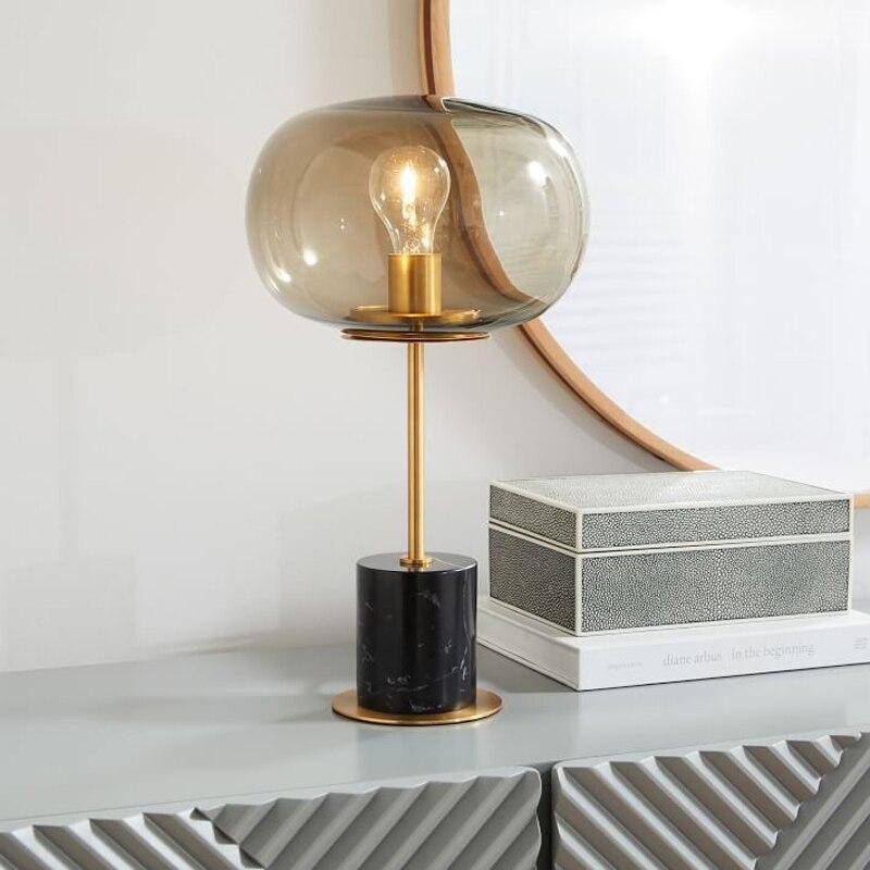 Lampe à poser design LED en marbre avec tige dorée et boule en verre - vue 5 sur 5