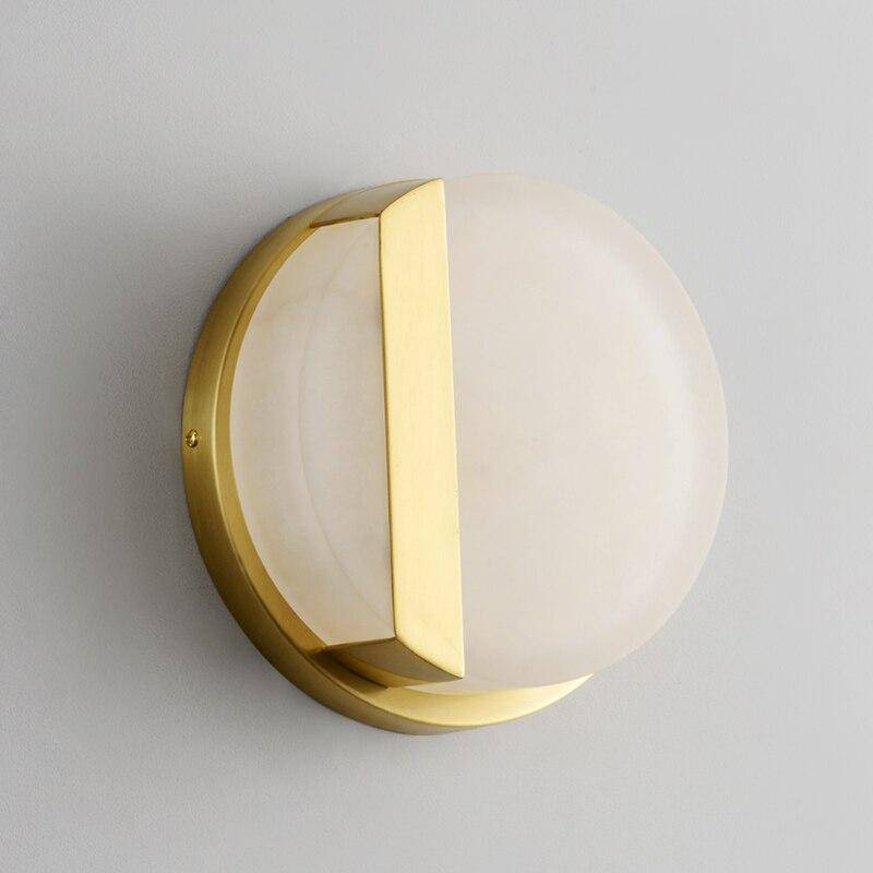Design-LED-Wandleuchte rund aus goldfarbenem Metall und Marmor - vue 6 sur 7