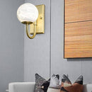 Design-LED-Wandleuchte mit gebogener goldfarbener Stange und weißer Kugel Luxury