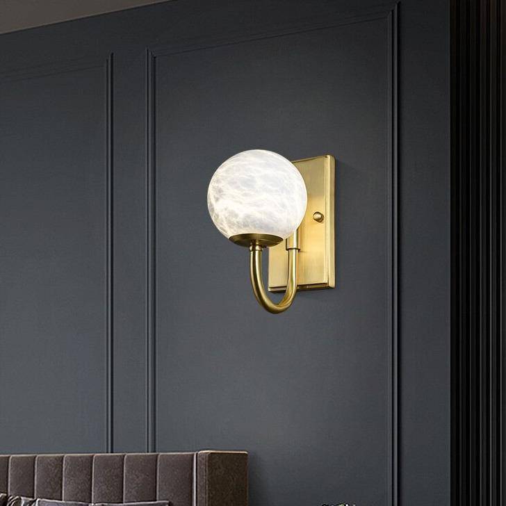 Applique murale design LED avec tige arrondie dorée et boule blanche Luxury