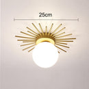Moderne LED-Deckenleuchte mit Metall-Sonne und Globe Sana