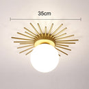 Moderne LED-Deckenleuchte mit Metall-Sonne und Globe Sana