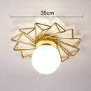 Moderne LED-Deckenleuchte mit Metall-Sonne und Globe Sana