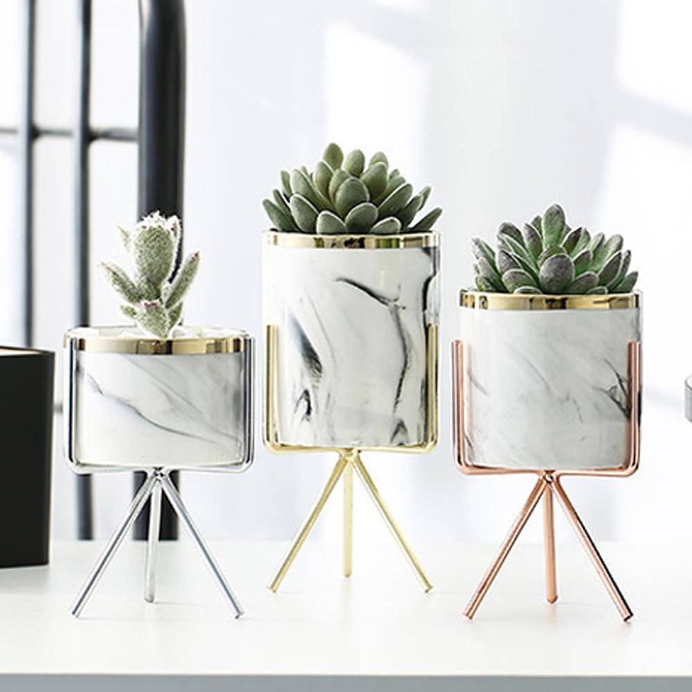 Vase design en marbre avec support en métal Loli Déco - vue 4 sur 5