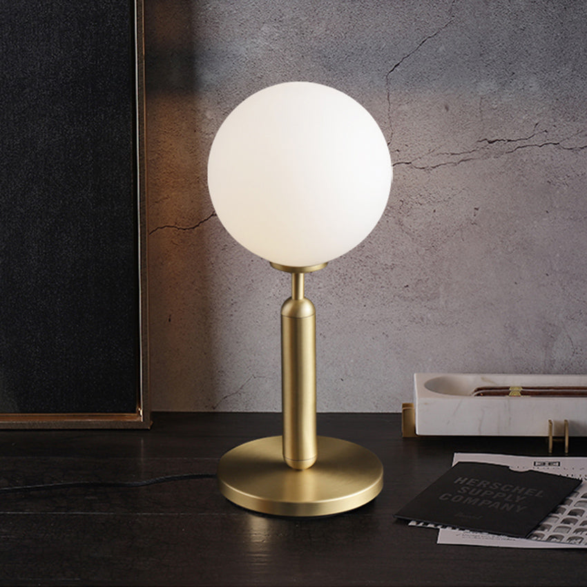 Lampe à poser avec lumière ronde et base dorée Ivy - vue 4 sur 8
