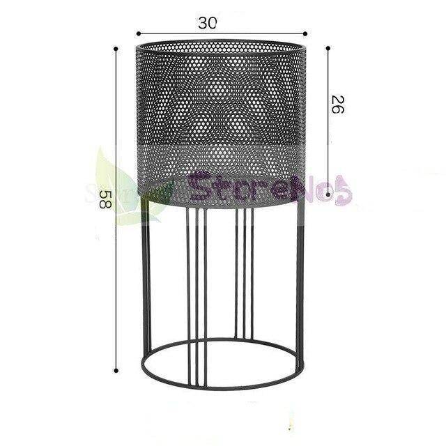 Design-Sockel aus farbigem Metall auf hohem Standfuß