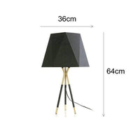 Design-Tischlampe mit LED aus Metall und dreieckigem Lampenschirm im Loft-Stil Omi