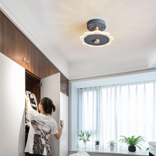 Plafonnier design avec des formes originales en métal Basil