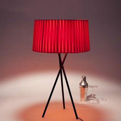 Lampadaire avec pieds croisés et abat jour en tissu rouge Nordic