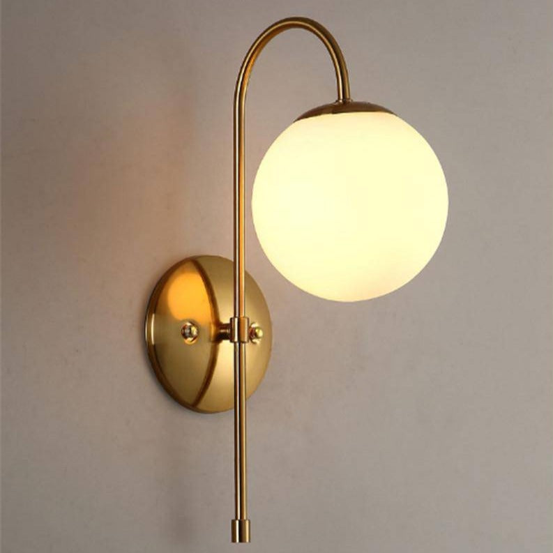 Schlichte goldene Wandleuchte mit Kugel - vue 3 sur 4