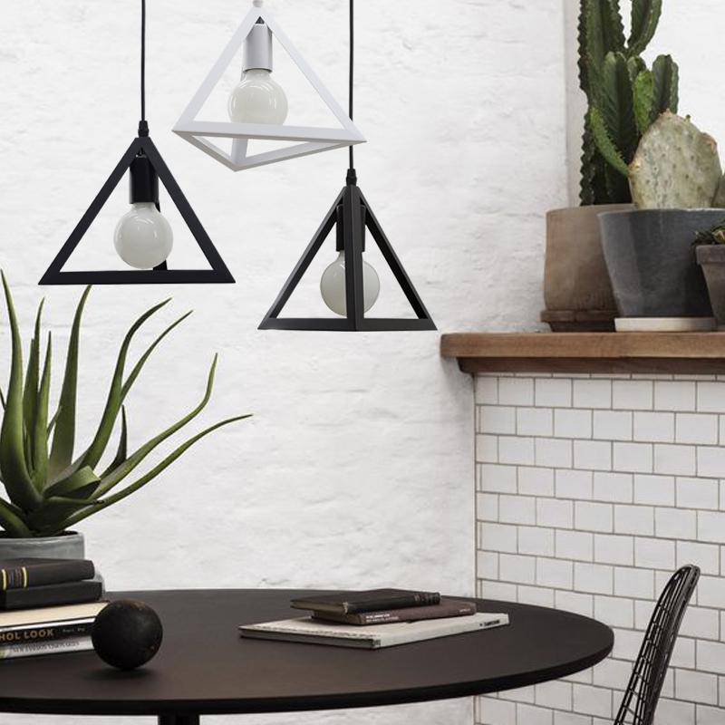 Suspension moderne LED en triangle (noir ou blanc) - vue 3 sur 4