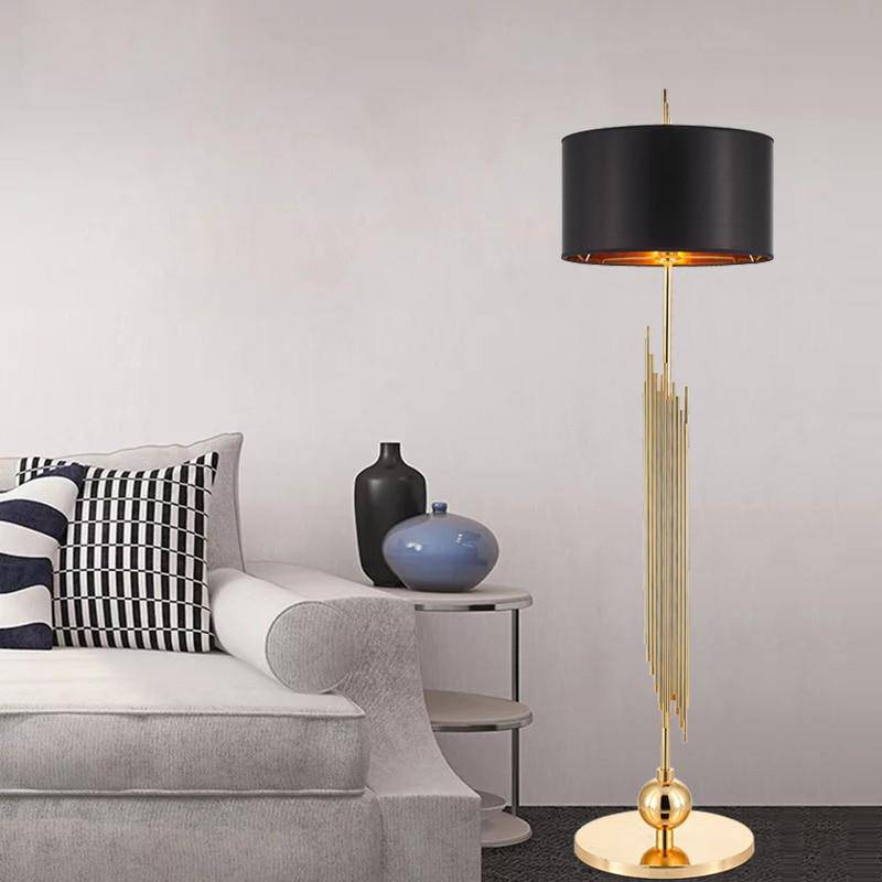 Lampadaire design doré avec abat-jour noir arrondi body - vue 4 sur 8