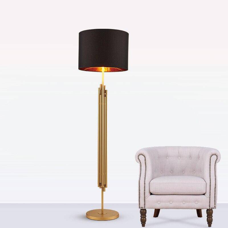 Lampadaire design doré avec abat-jour noir arrondi body - vue 3 sur 8