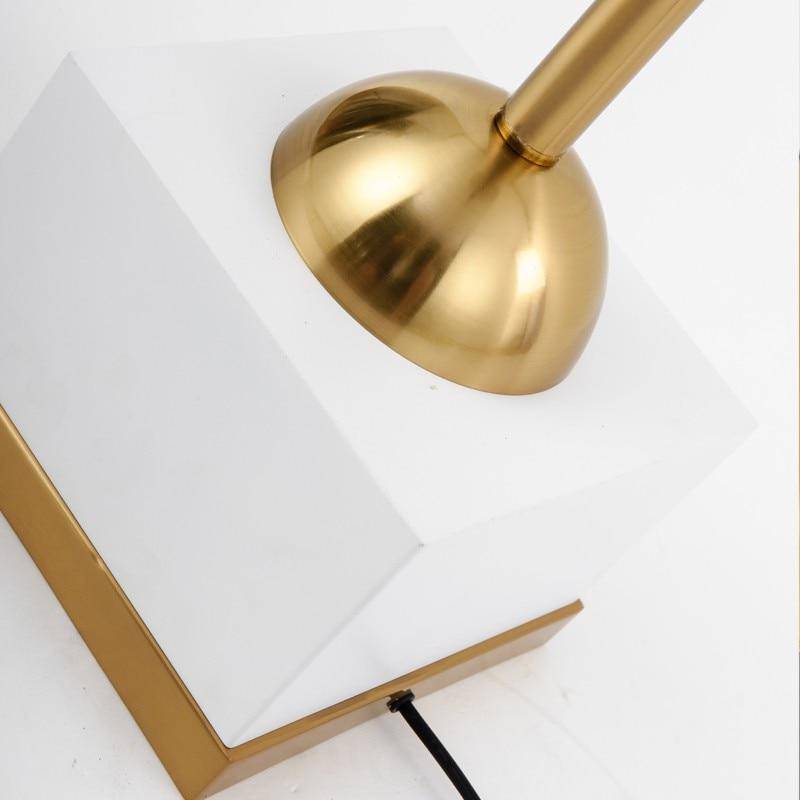 Lampadaire design à LED en métal doré avec abat-jour sphérique - vue 4 sur 5