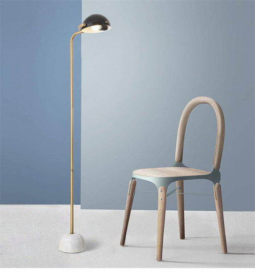 Lampadaire design doré avec abat-jour boule noire et base en marbre