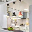 Suspension LED design triangle en métal et boule en verre