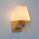 Applique murale en bois et abat-jour pyramide en verre