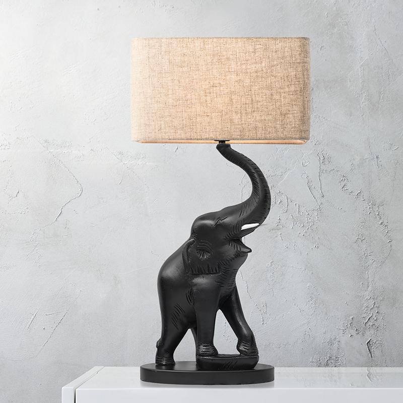 Lampe de chevet en forme d'éléphant en résine et abat-jour - vue 3 sur 7