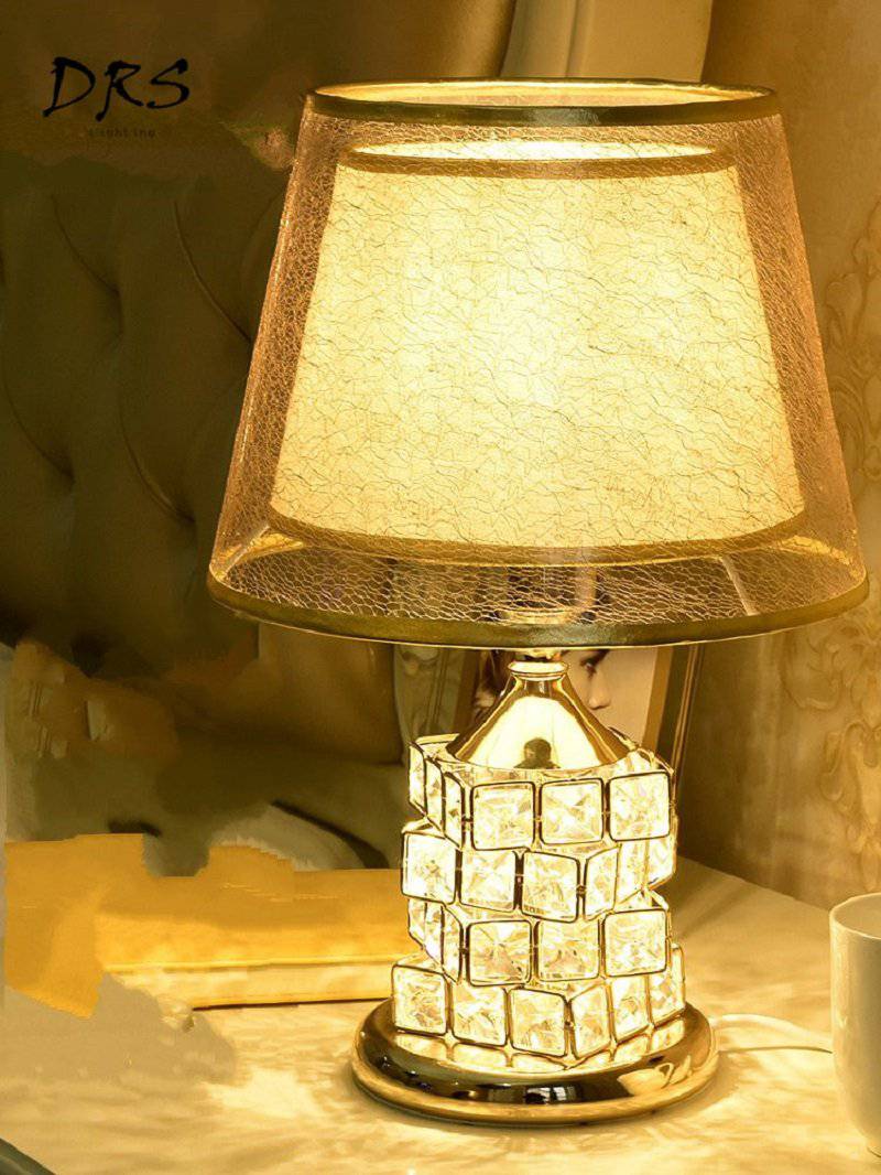 Lampe de chevet abat-jour et cristaux Rubiks
